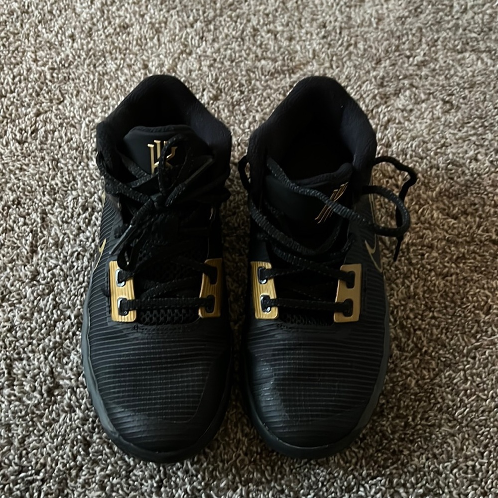 Nike Boys Kyrie Flytrap Basketball Shoe